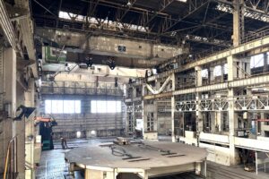 (工場内、天井クレーン・出荷間口)